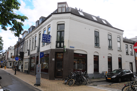 904629 Gezicht op het gesloten Chinees-Indische restaurant Man Far (Amsterdamsestraatweg 238-240) te Utrecht, op de ...